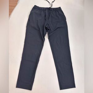 NWOT womens Lululemon Jet Crop Slim pants/trousers. Solid black. Sz 2. Relaxed.